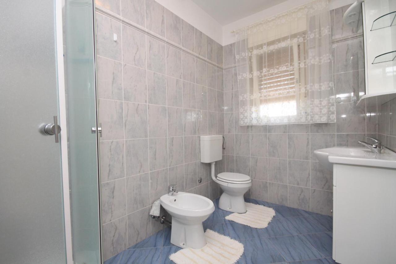 Apartments With A Parking Space Umag - 7066 Exterior foto